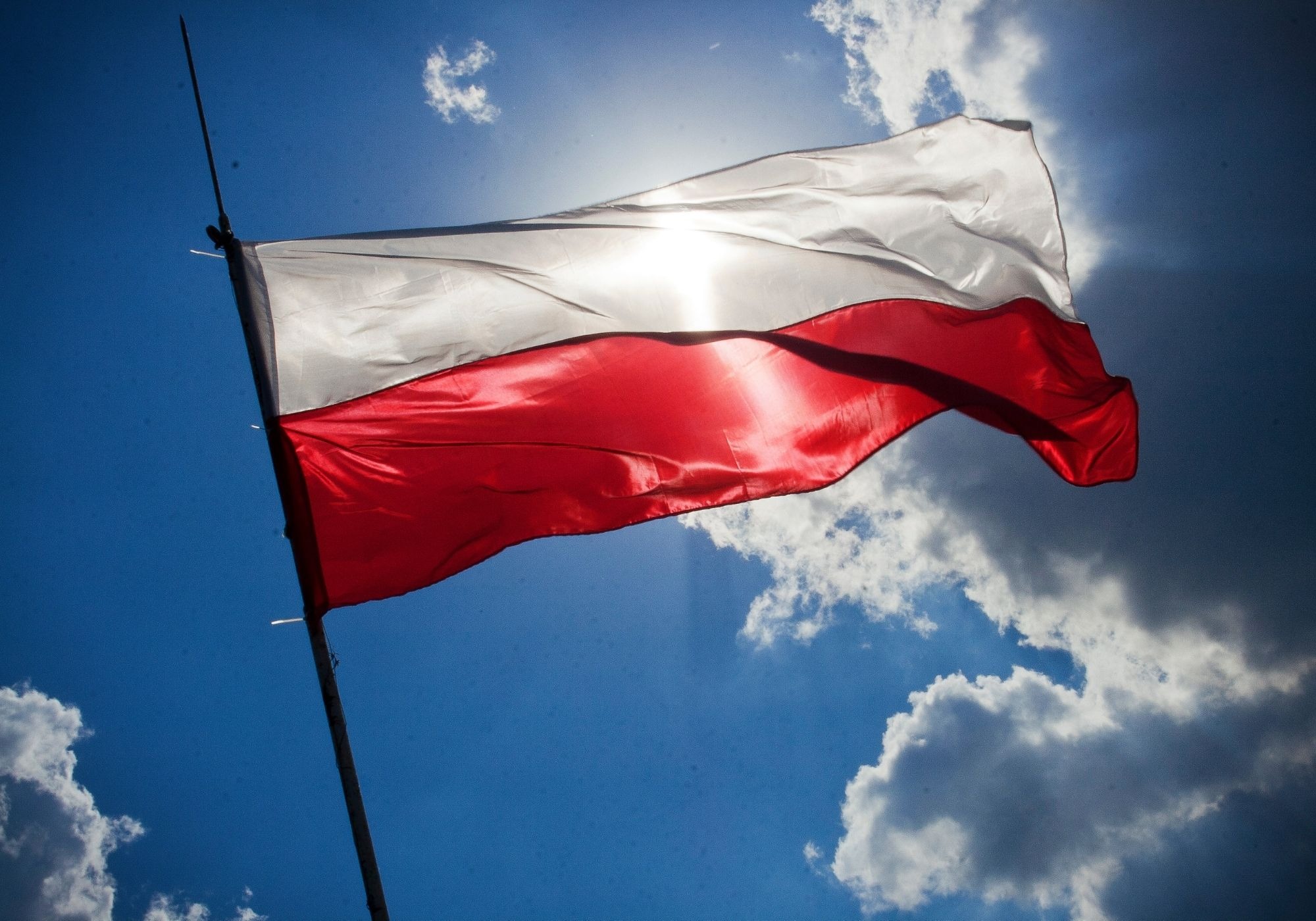 flaga polski co warto wiedziec o barwach wymiarach i ekspozycji flagi c21f